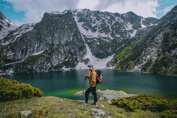 Où trouver une location de vacances en Nouvelle-Zélande avec des visites de geysers et des randonnées en montagne?